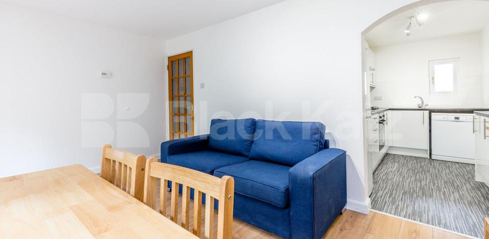 			REFURBISHED & IDEAL FOR STUDENTS!!, 4 Bedroom, 1 bath, 1 reception Flat			 Penderyn Way, TUFNELL PARK